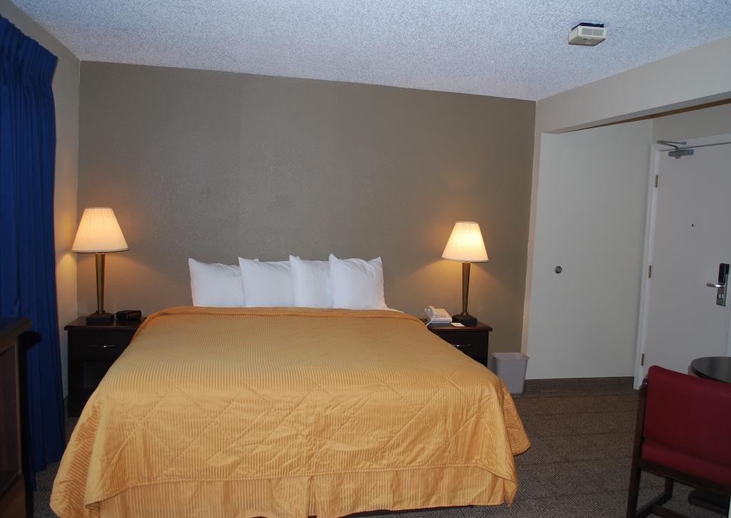 Clinton Inn & Suites Port Clinton Kamer foto