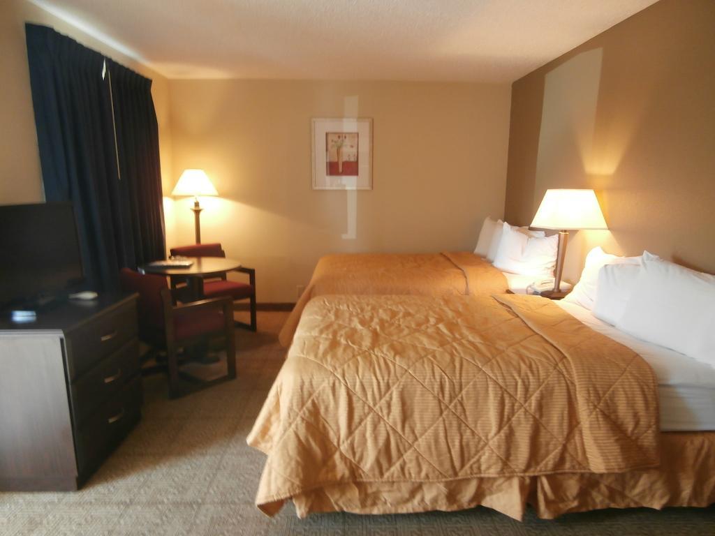 Clinton Inn & Suites Port Clinton Kamer foto