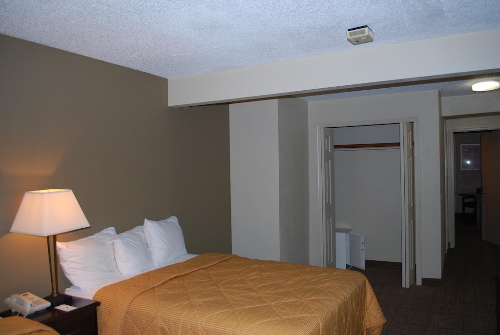 Clinton Inn & Suites Port Clinton Kamer foto