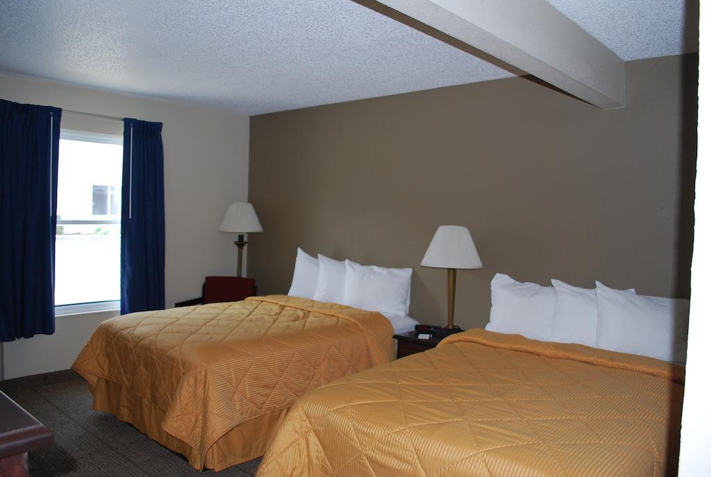 Clinton Inn & Suites Port Clinton Kamer foto