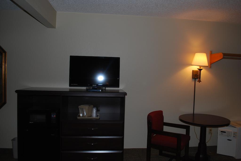 Clinton Inn & Suites Port Clinton Kamer foto